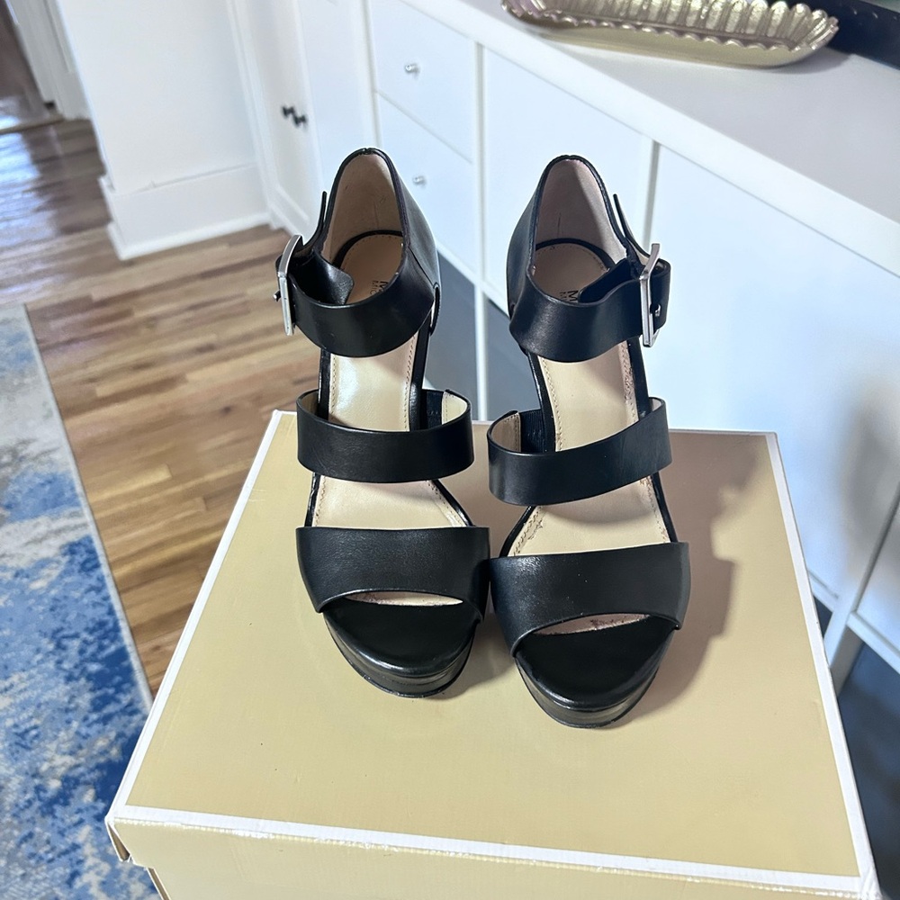 Michael Kors Finley High-Heel Platform Sandals color black size 6.5 preowned.